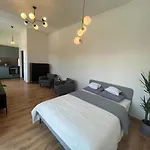 Yellow Rose, Perfect Location With Free Parking, 24h Checkin & Balcony *