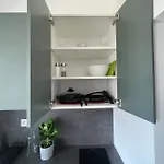 Apartmán Yellow Rose, Perfect Location With Free Parking, 24h Checkin & Balcony