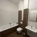 Yellow Rose, Perfect Location With Free Parking, 24h Checkin & Balcony *