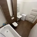 Yellow Rose, Perfect Location With Free Parking, 24h Checkin & Balcony *