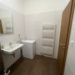 Apartmán Yellow Rose, Perfect Location With Free Parking, 24h Checkin & Balcony *