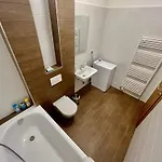 Yellow Rose, Perfect Location With Free Parking, 24h Checkin & Balcony