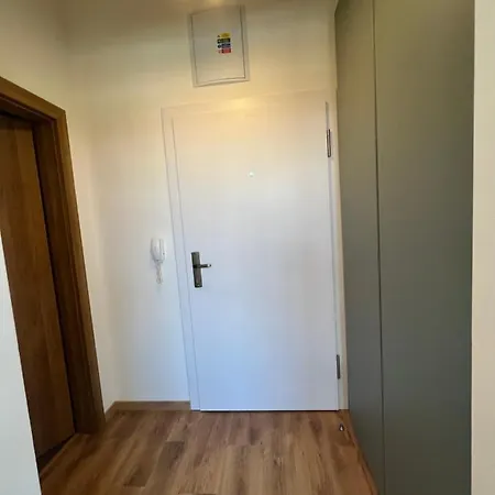 Yellow Rose, Perfect Location With Free Parking, 24h Checkin & Balcony *