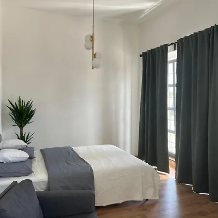 Lejlighed Yellow Rose, Perfect Location With Free Parking, 24h Checkin & Balcony Piest'any