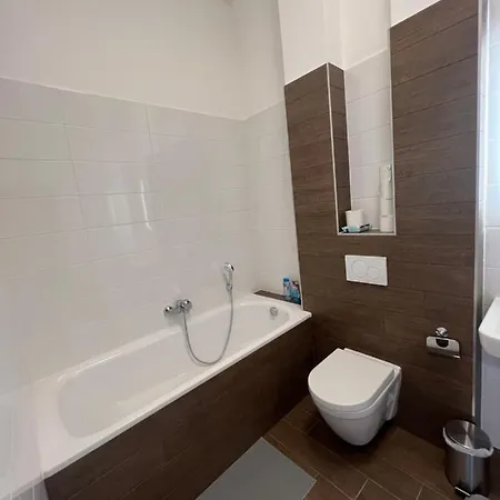 Lejlighed Yellow Rose, Perfect Location With Free Parking, 24h Checkin & Balcony Piest'any