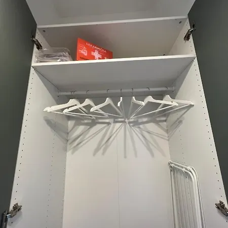 Apartmán Yellow Rose, Perfect Location With Free Parking, 24h Checkin & Balcony