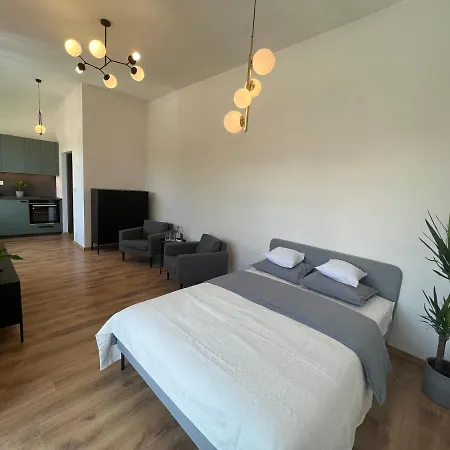 Yellow Rose, Perfect Location With Free Parking, 24h Checkin & Balcony *