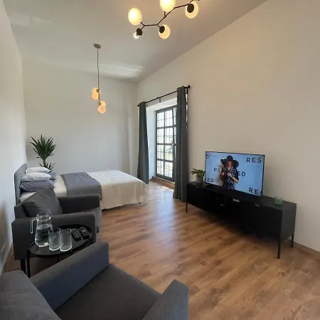 Apartmán Yellow Rose, Perfect Location With Free Parking, 24h Checkin & Balcony Piest'any