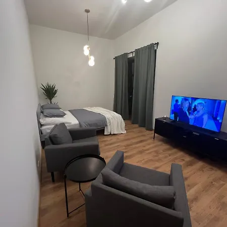 Yellow Rose, Perfect Location With Free Parking, 24h Checkin & Balcony Piest'any