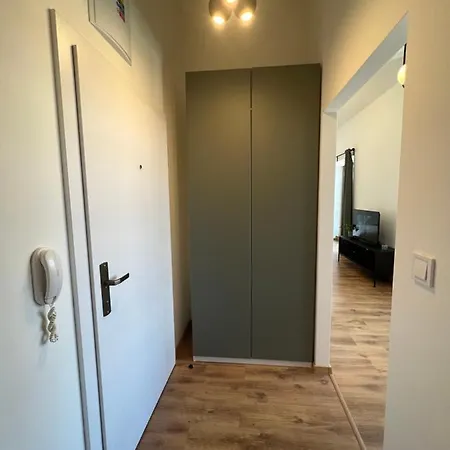 Apartment Yellow Rose, Perfect Location With Free Parking, 24h Checkin & Balcony Piest'any