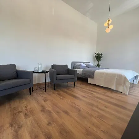 Yellow Rose, Perfect Location With Free Parking, 24h Checkin & Balcony Apartmán