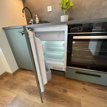 Yellow Rose, Perfect Location With Free Parking, 24h Checkin & Balcony Lejlighed Piest'any