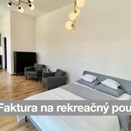 Yellow Rose, Perfect Location With Free Parking, 24h Checkin & Balcony Apartment