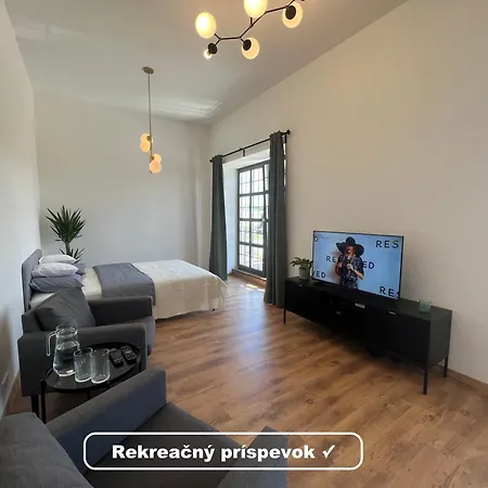 Lejlighed Yellow Rose, Perfect Location With Free Parking, 24h Checkin & Balcony Piest'any