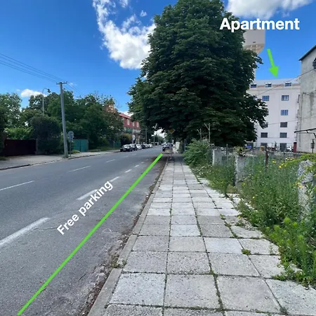 Yellow Rose, Perfect Location With Free Parking, 24h Checkin & Balcony * Piest'any