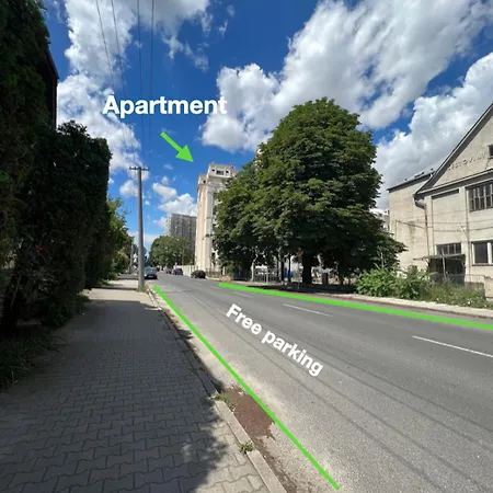 Yellow Rose, Perfect Location With Free Parking, 24h Checkin & Balcony Piest'any