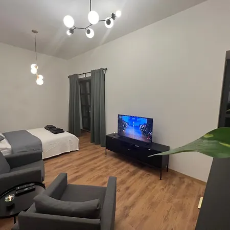 Yellow Rose, Perfect Location With Free Parking, 24h Checkin & Balcony * Piest'any