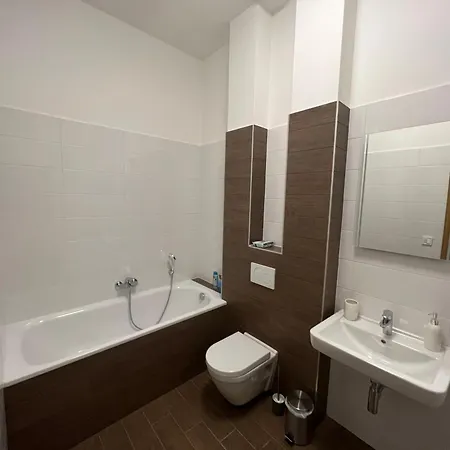 Yellow Rose, Perfect Location With Free Parking, 24h Checkin & Balcony *