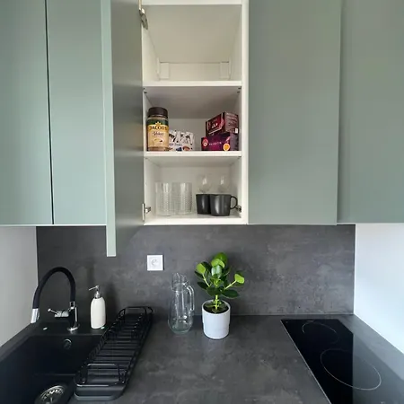 Apartment Yellow Rose, Perfect Location With Free Parking, 24h Checkin & Balcony