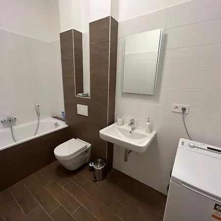 Yellow Rose, Perfect Location With Free Parking, 24h Checkin & Balcony * Piest'any