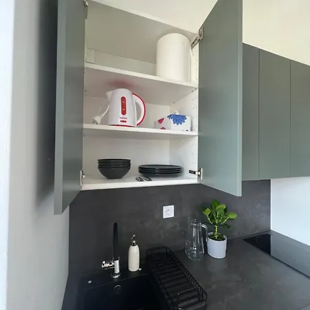 Yellow Rose, Perfect Location With Free Parking, 24h Checkin & Balcony Apartment Piest'any