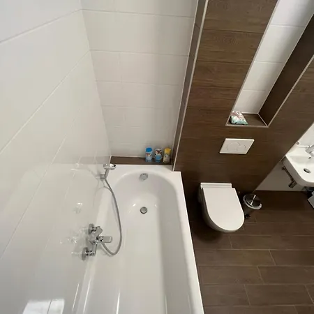 Lejlighed Yellow Rose, Perfect Location With Free Parking, 24h Checkin & Balcony *