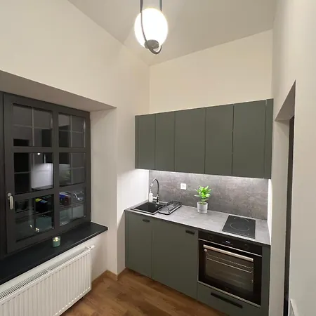 Yellow Rose, Perfect Location With Free Parking, 24h Checkin & Balcony *