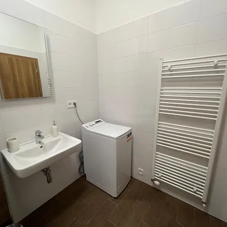 Yellow Rose, Perfect Location With Free Parking, 24h Checkin & Balcony