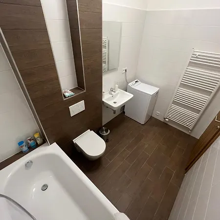 Yellow Rose, Perfect Location With Free Parking, 24h Checkin & Balcony *