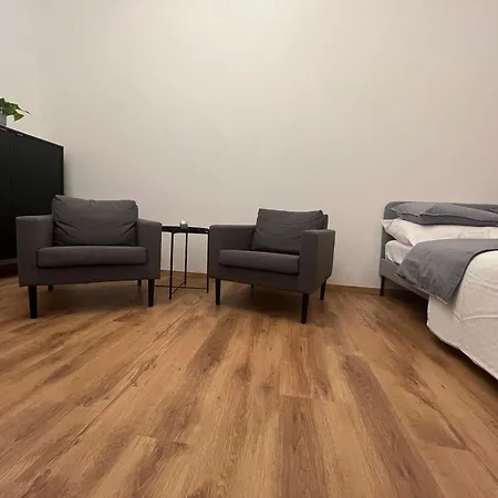 Yellow Rose, Perfect Location With Free Parking, 24h Checkin & Balcony * Piest'any