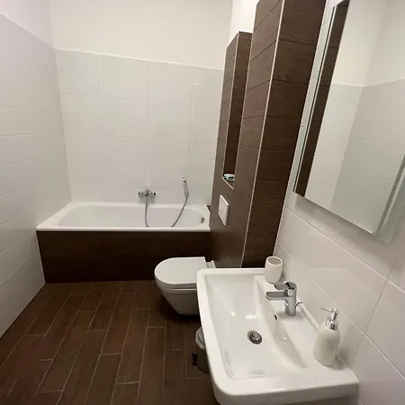 Lejlighed Yellow Rose, Perfect Location With Free Parking, 24h Checkin & Balcony