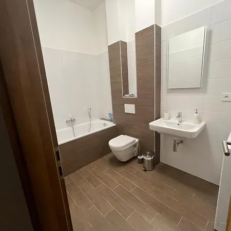Yellow Rose, Perfect Location With Free Parking, 24h Checkin & Balcony Apartment Piest'any