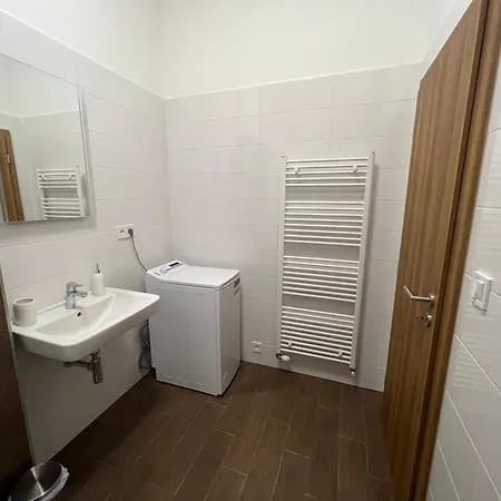 Apartmán Yellow Rose, Perfect Location With Free Parking, 24h Checkin & Balcony *