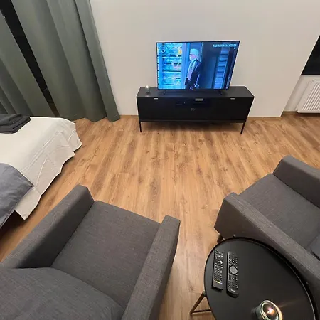 Yellow Rose, Perfect Location With Free Parking, 24h Checkin & Balcony Apartmán Piest'any