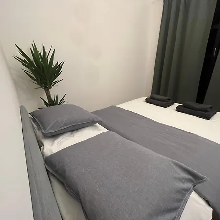 Yellow Rose, Perfect Location With Free Parking, 24h Checkin & Balcony *