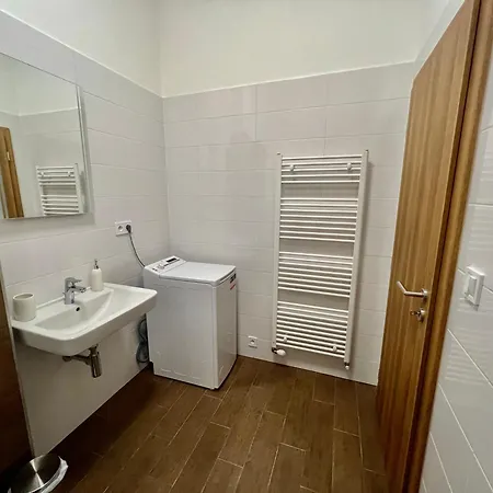 Yellow Rose, Perfect Location With Free Parking, 24h Checkin & Balcony Apartmán *