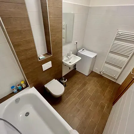 Yellow Rose, Perfect Location With Free Parking, 24h Checkin & Balcony