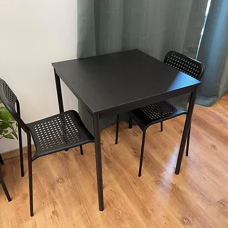 Yellow Rose, Perfect Location With Free Parking, 24h Checkin & Balcony Apartment Piest'any